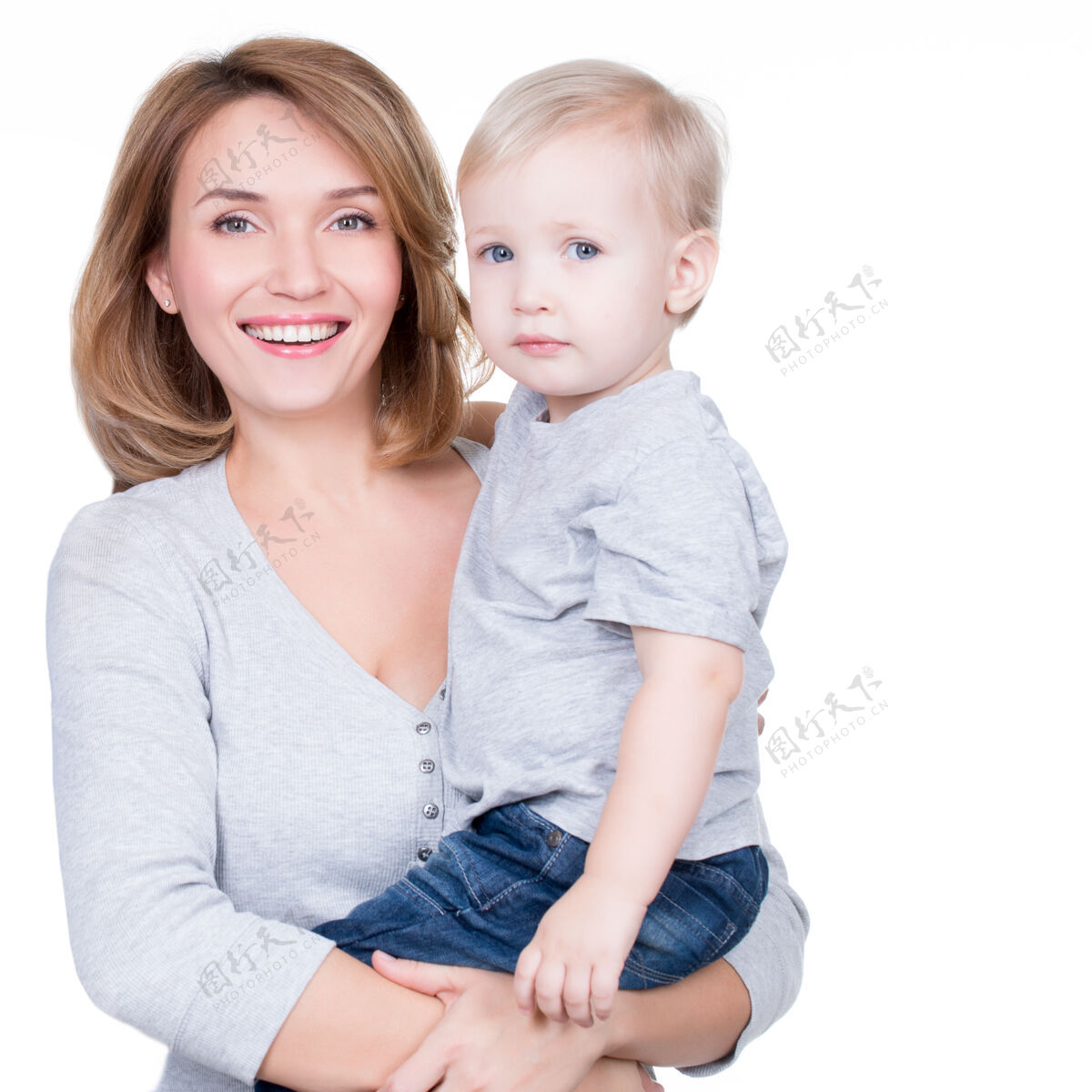 情感快乐的母亲和一个小孩的肖像-白色隔离小积极拥抱