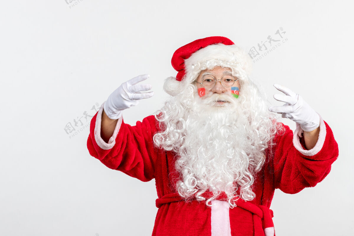 圣诞老人白色墙壁上的圣诞老人脸上涂着阿塞拜疆国旗的正面图服装快乐正面