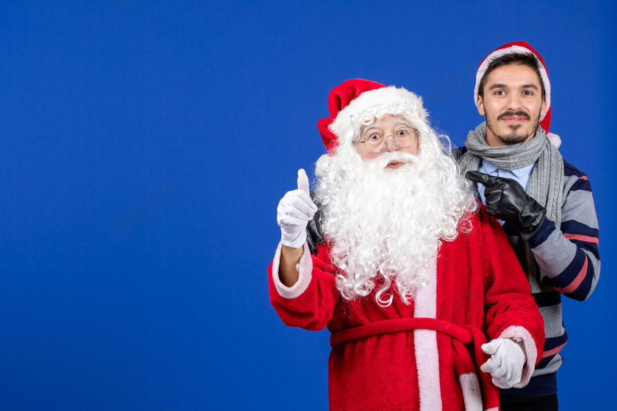 快乐前视图圣诞老人和年轻的男性服装颜色圣诞老人