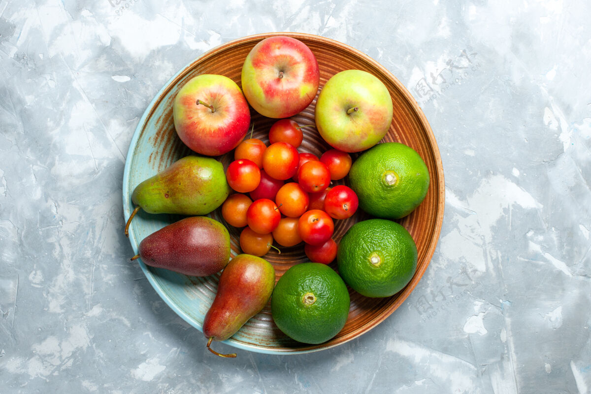 浅白色顶视图水果组成苹果梨橘子和李子在浅白色的桌子上水果食品柑橘