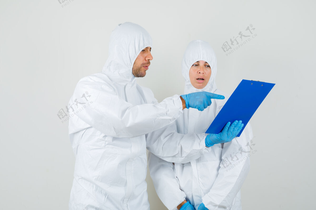 实验室两个穿着防护服 戴着手套的医生在讨论化验结果 看上去很忙医疗医生病毒