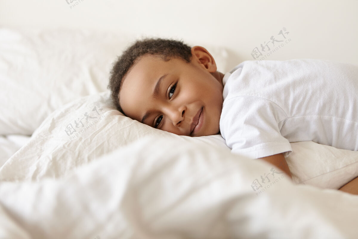 枕头舒适 快乐的童年 放松和睡眠的概念肖像年轻夜晚