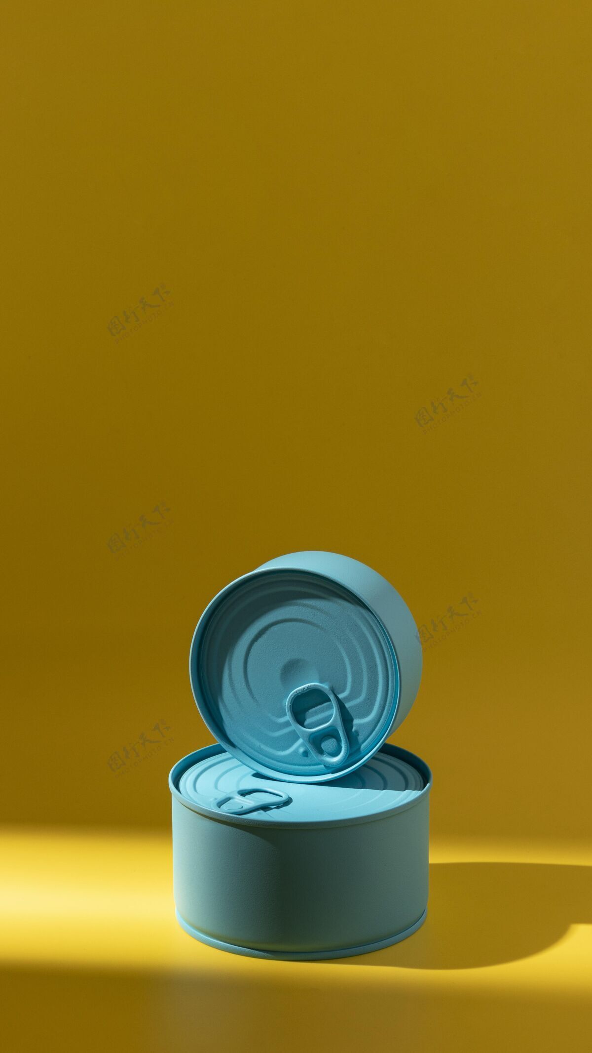 镀锡前视图蓝色圆形锡罐与复制空间堆栈铝罐戒指