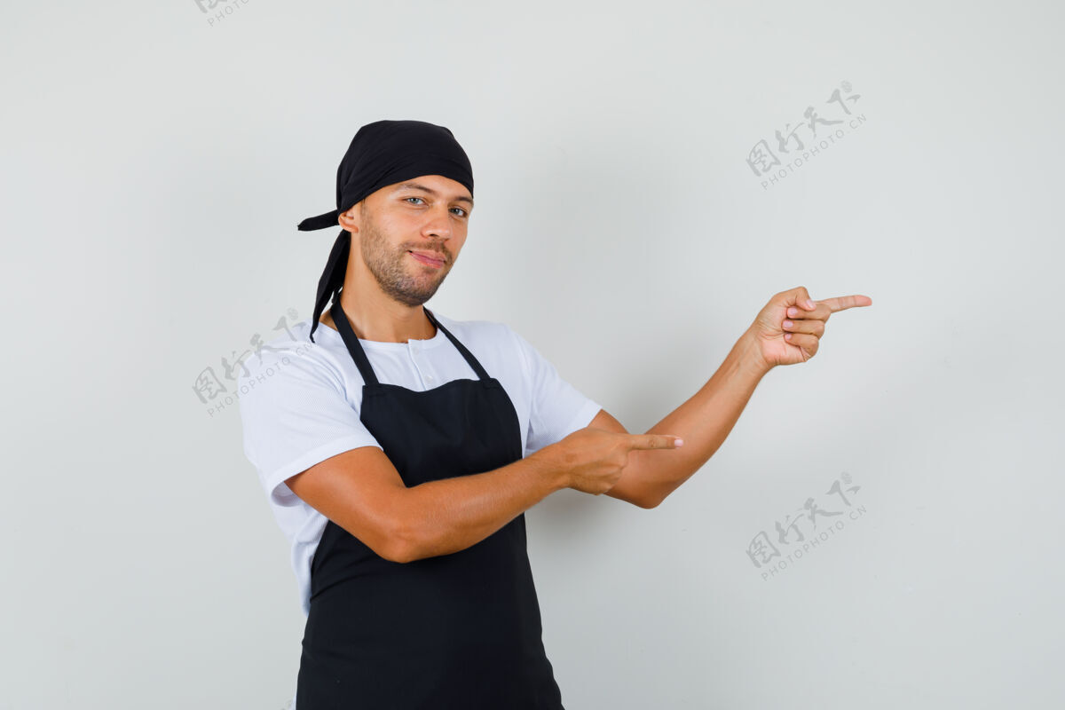 制服面包师穿着t恤指着侧面人新鲜专业