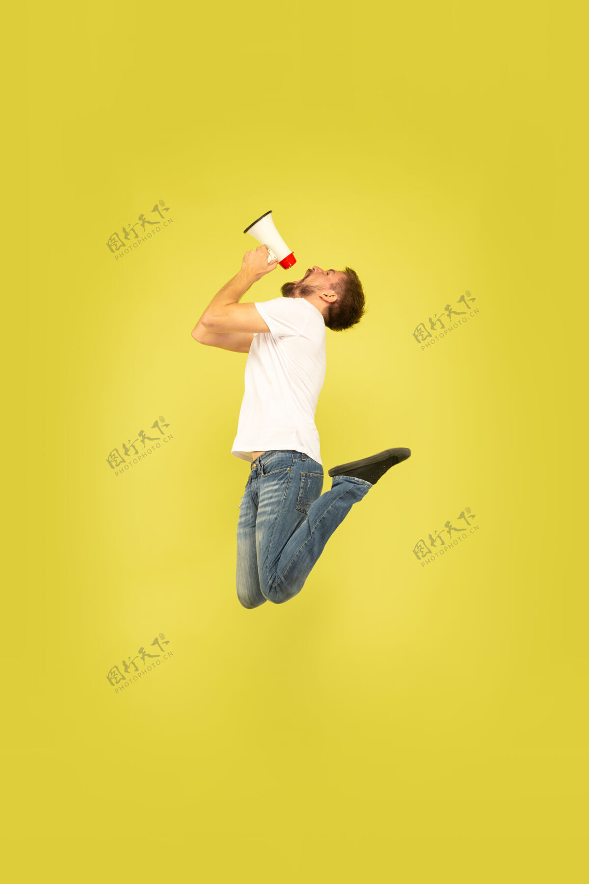 沟通黄色背景上孤立的快乐跳跃人的全长肖像穿着休闲服的白人男模自由选择 灵感 人类情感概念用嘴和平呼唤手跳跃休闲