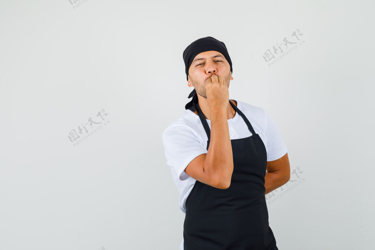 职业面包师穿着t恤做着美味的手势生意食物自信