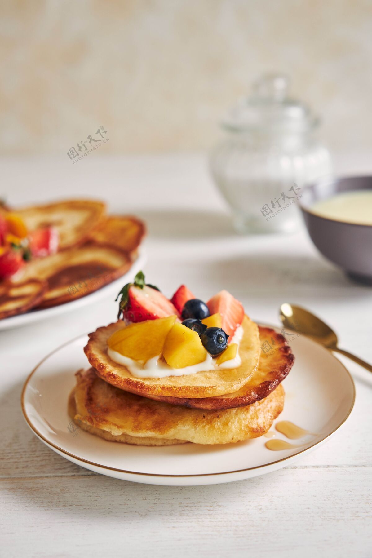 早餐上面有水果煎饼的垂直镜头早午餐吃蓝莓
