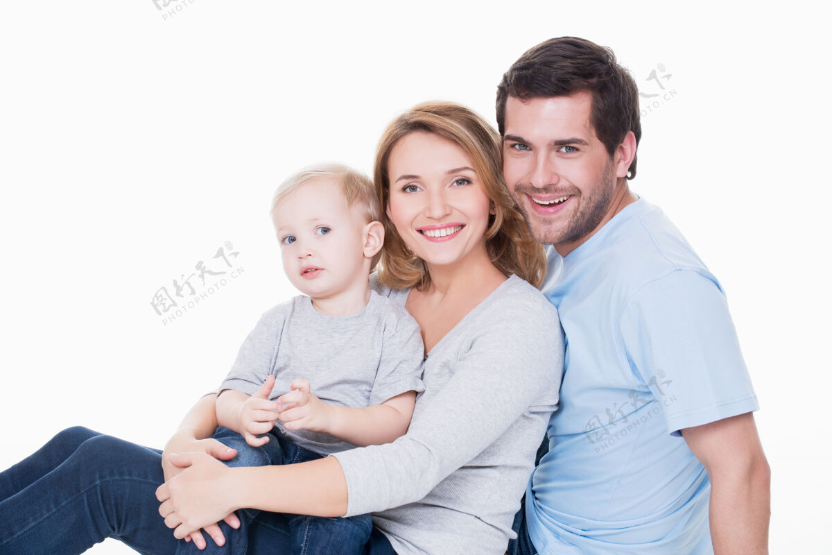 坐快乐的年轻父母与孩子的照片-孤立孩子男孩三
