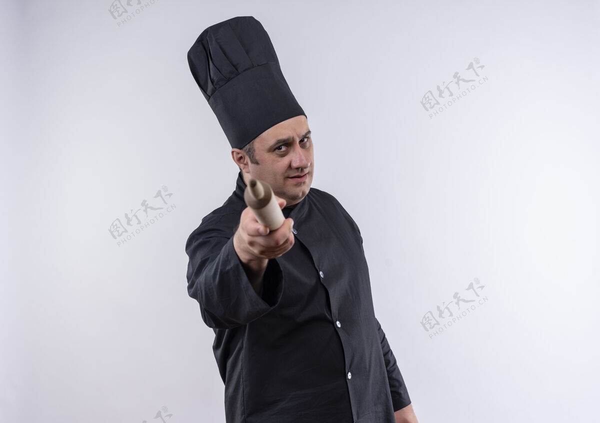厨师严苛的中年男厨师穿着厨师制服 对着镜头伸出擀面杖大头针男性制服