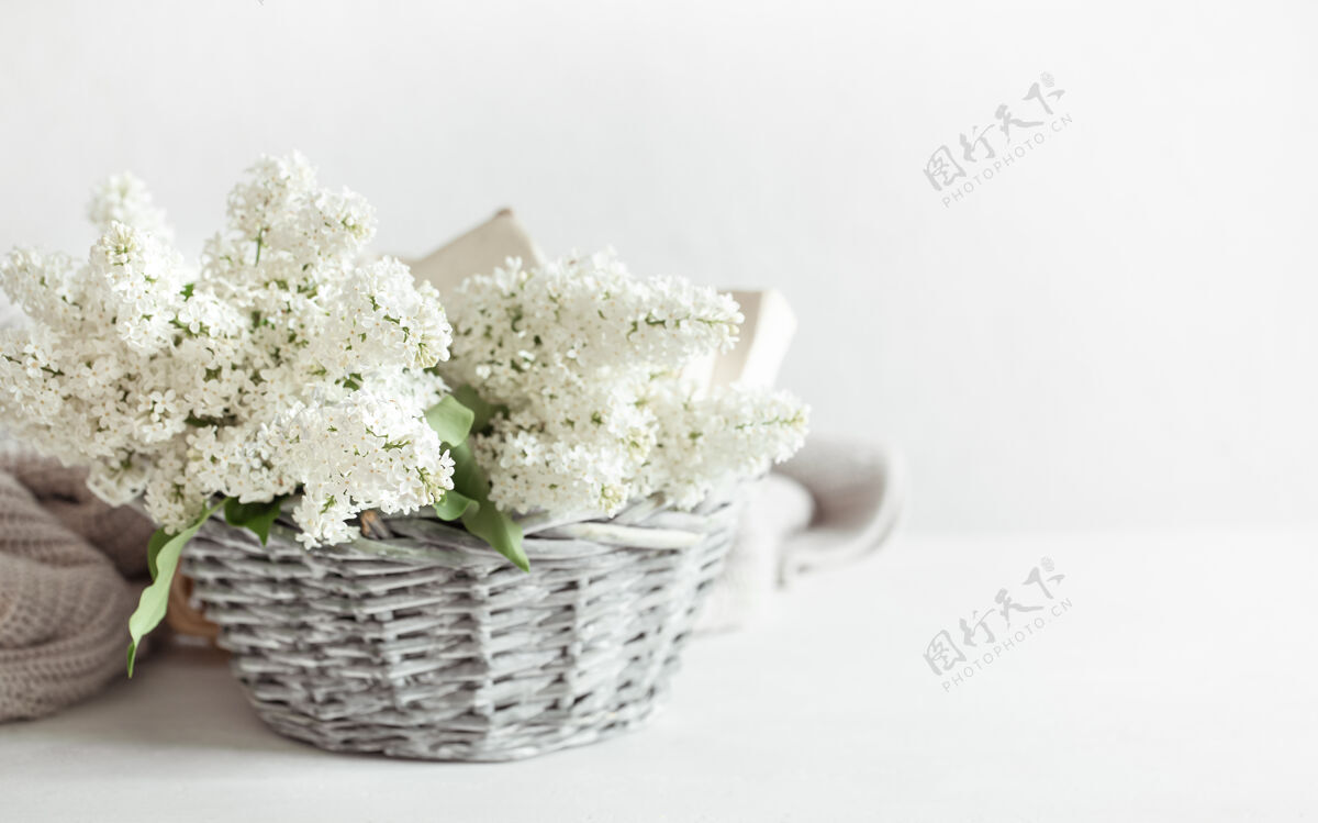 花束一束白色丁香花放在一个装饰篮子里礼物细节篮子