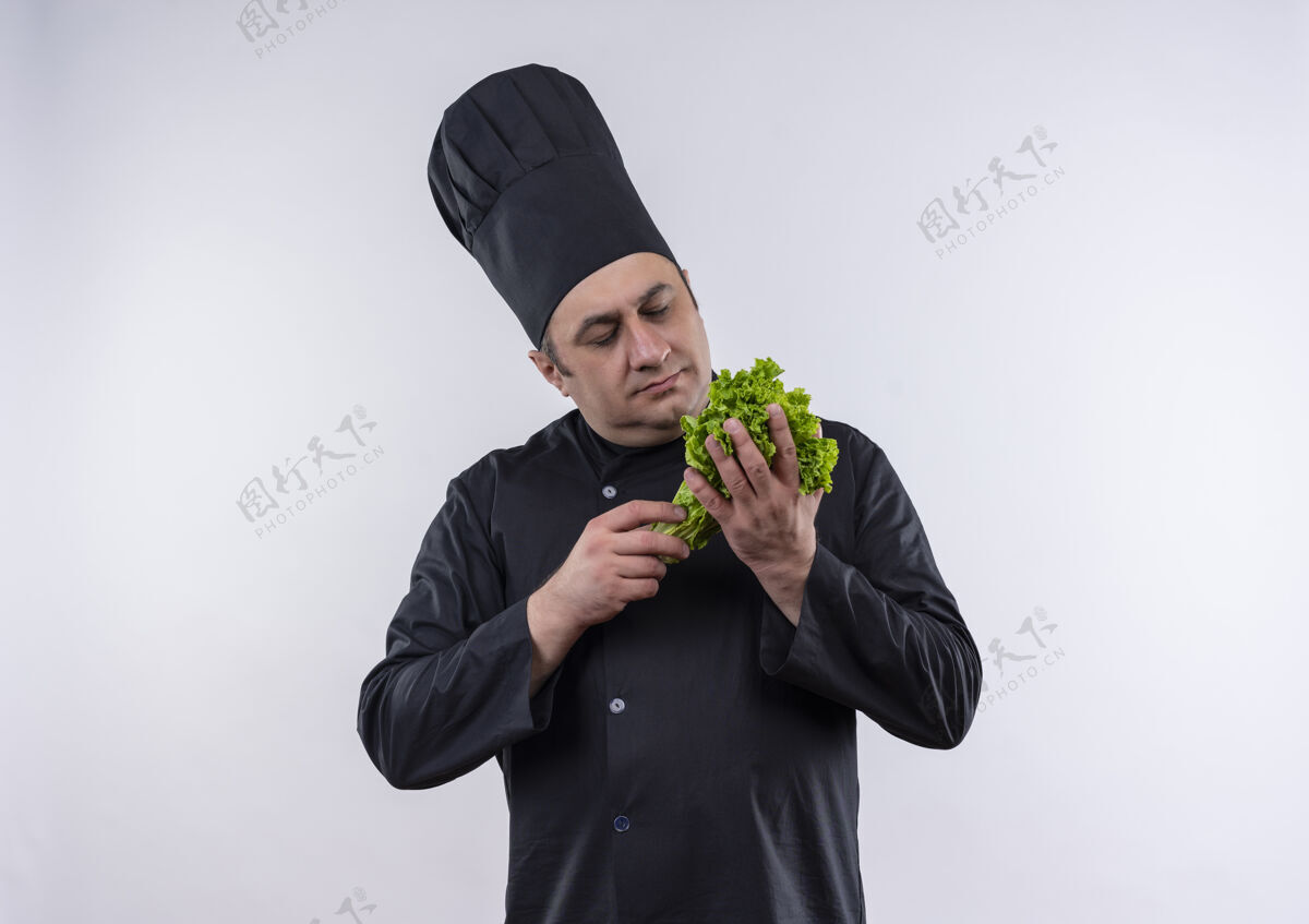 厨师想着穿着厨师制服的中年男厨师看着手里的沙拉中年制服手
