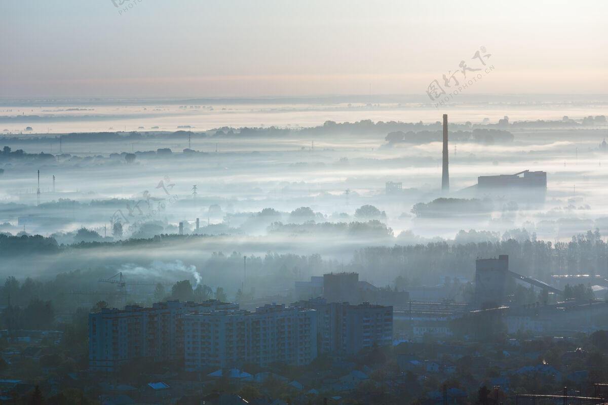 顶早晨从乌克兰利沃夫市郊的“高城堡”山上眺望（在第一缕阳光的照耀下）建筑霾背光