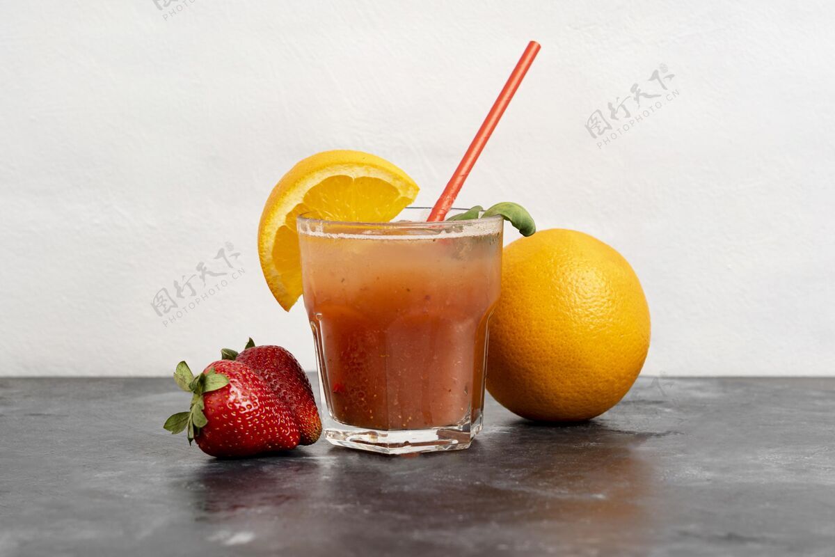玻璃美味的橘子和草莓饮料美味提神营养