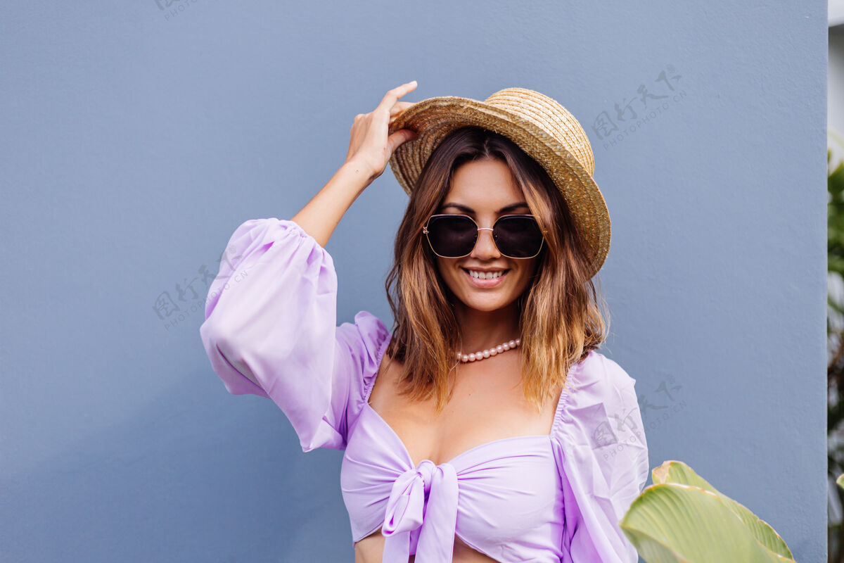 短裤穿着时髦的紫色短上衣长袖的漂亮年轻时髦女人生活方式街头女士