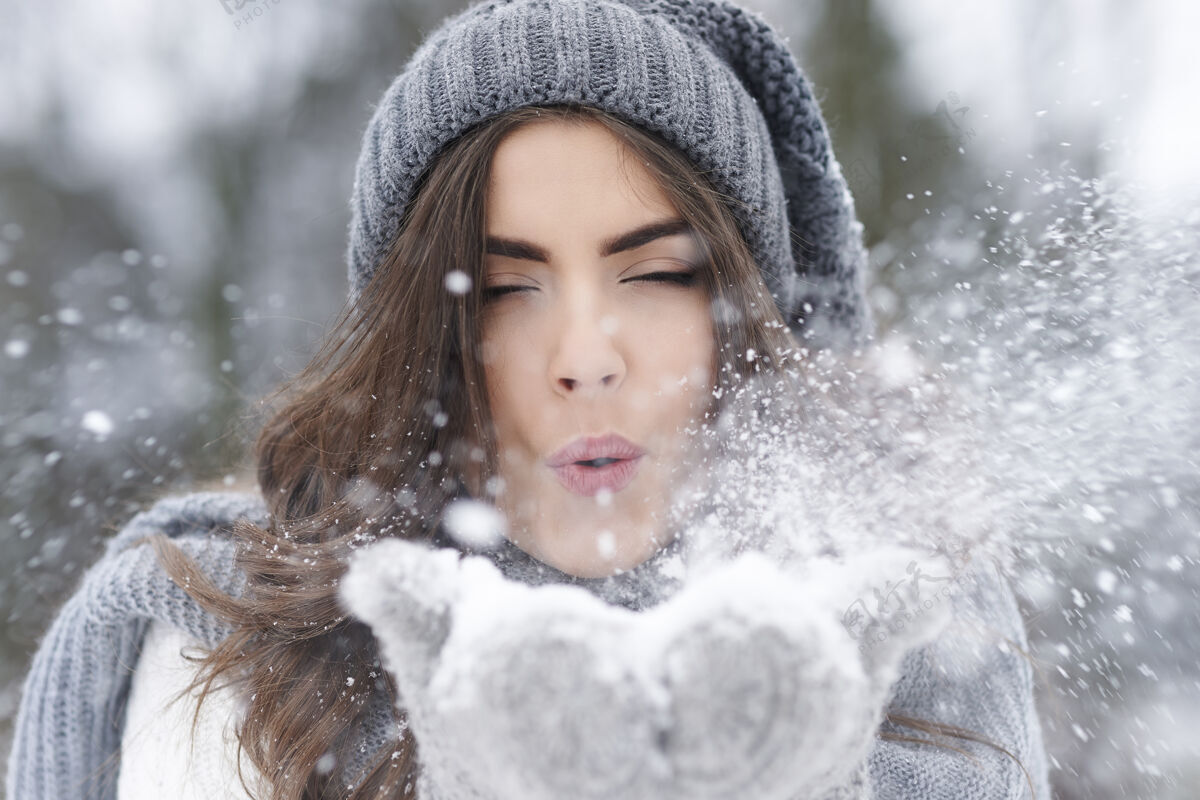 眼睛闭上下雪的时候每个人都觉得自己像个孩子牙齿帽子柔和的颜色