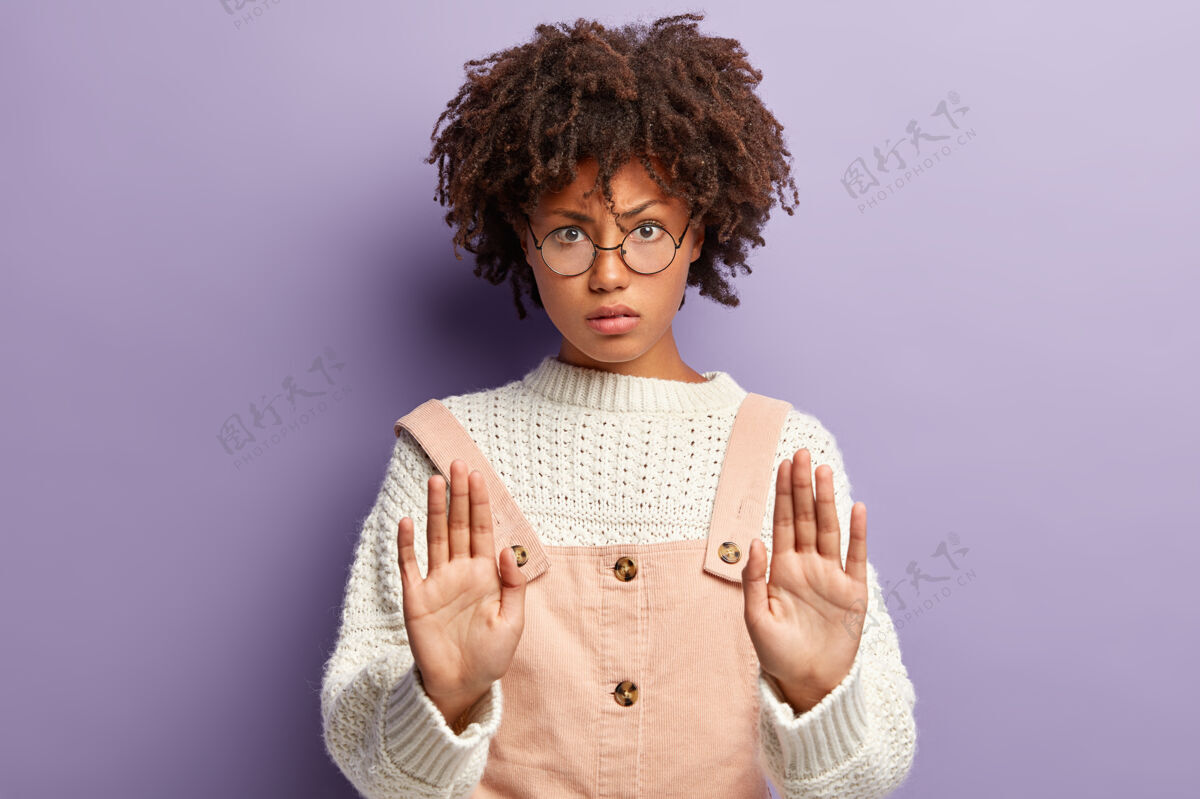 停止不 我拒绝 这不有趣严肃的非洲裔美国妇女保持朋友在停止或拒绝的姿态人类眼镜手掌