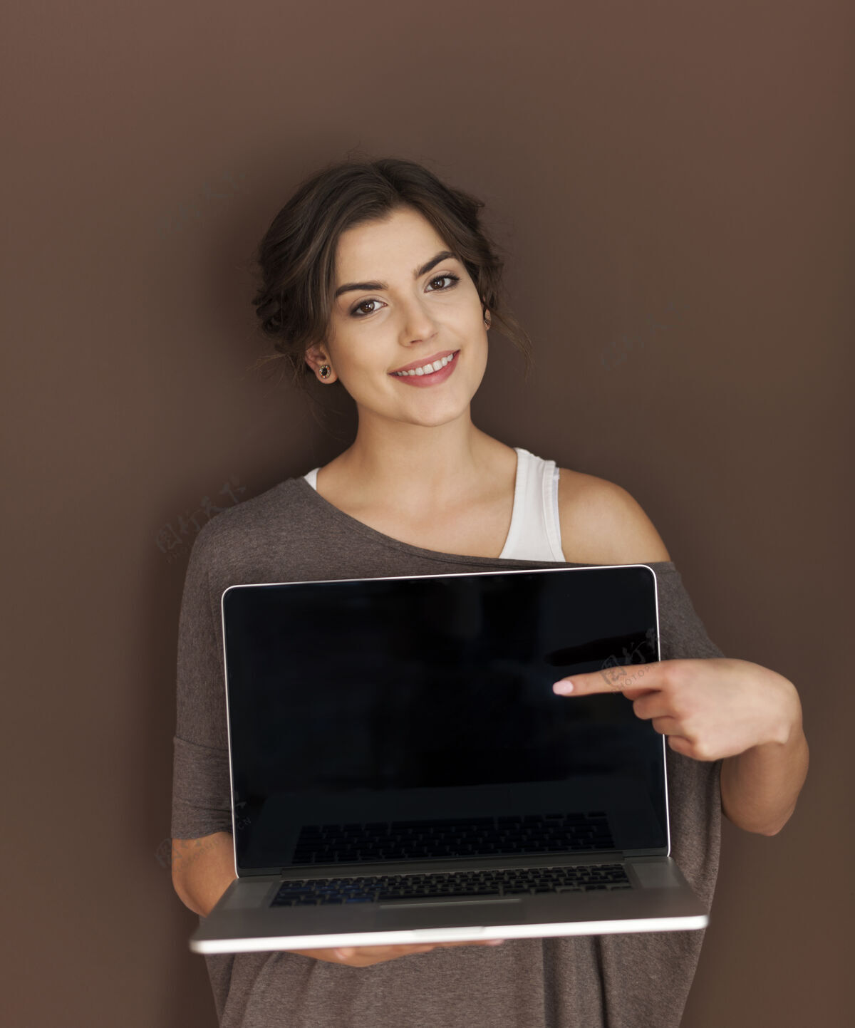 技术当代笔记本电脑屏幕上的微笑女人享受互联网复制空间