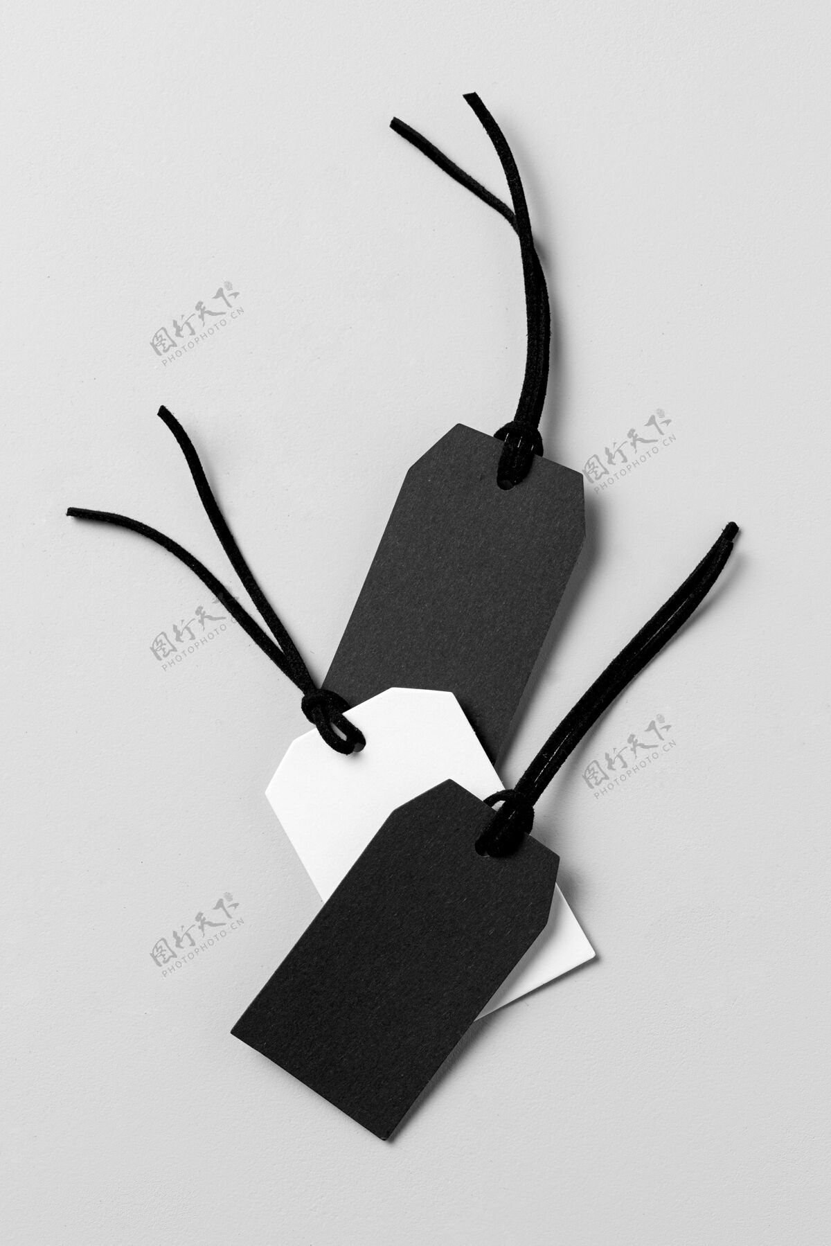 礼品黑白服装标签的平铺模型安排纸张销售模拟