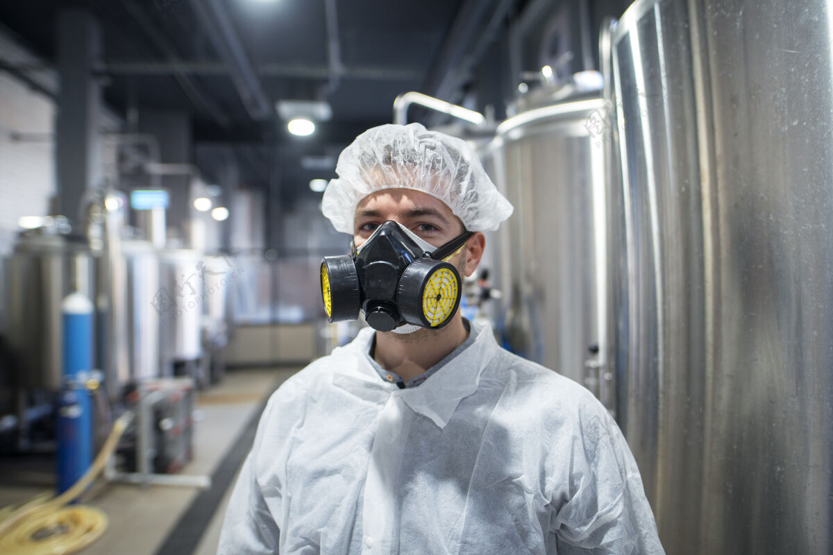 有毒穿着防护服和防毒面具的工业工人的画像药剂学制服药品