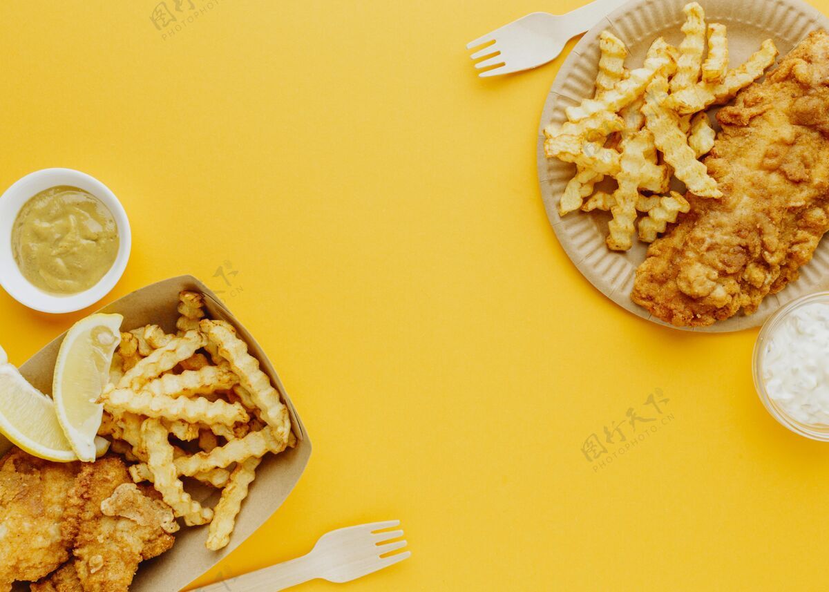 菜带酱汁和叉子的炸鱼和薯条俯视图传统餐薯条