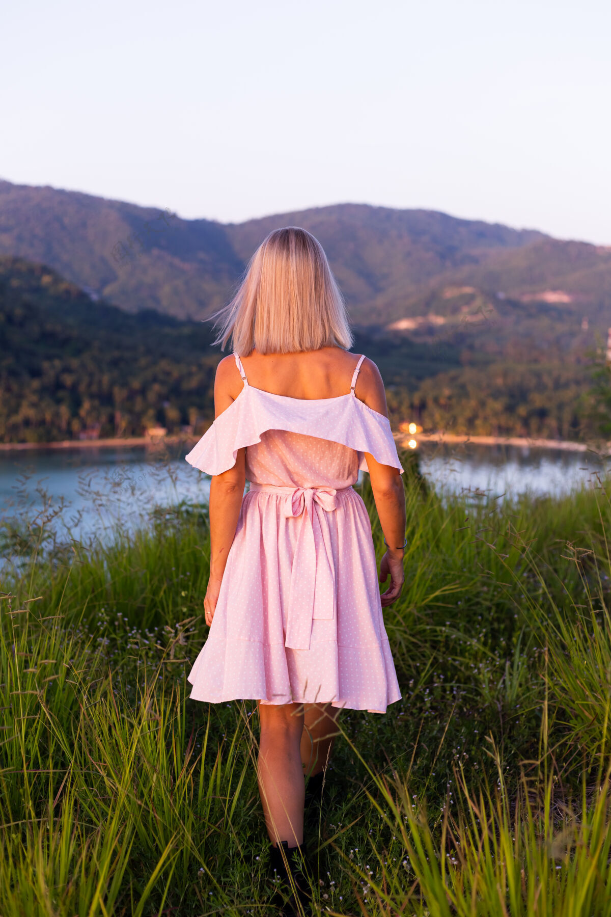 户外穿着夏装的年轻白种女人的浪漫肖像 在山上的公园里享受放松 美丽的热带海景 度假的女人 在泰国旅游日落时的快乐女人自然积极配饰