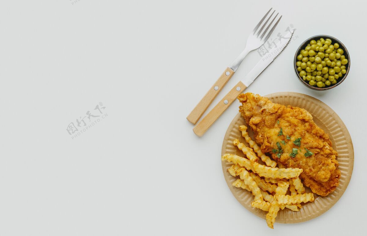 餐具豌豆炸鱼薯条的顶视图和复制空间土豆传统烹饪