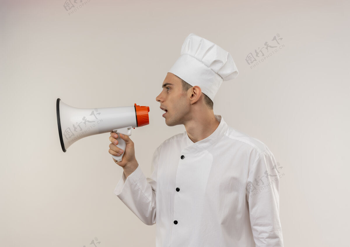 扩音器站在侧视图年轻的男厨师穿着厨师制服在扬声器上讲话个人资料制服穿着