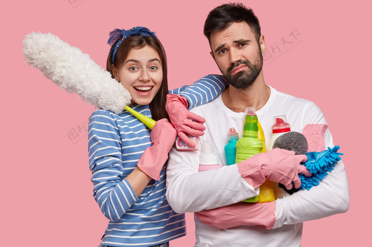 刷子高兴的美女有牙齿般的笑容 倚在帅气的男人肩上 握着刷子清洁一起男朋友