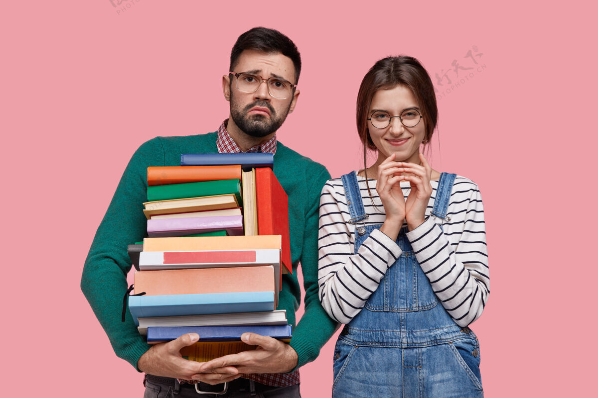 大学两个大学生拿着课本 准备期末考试 戴着眼镜剃须学习书籍