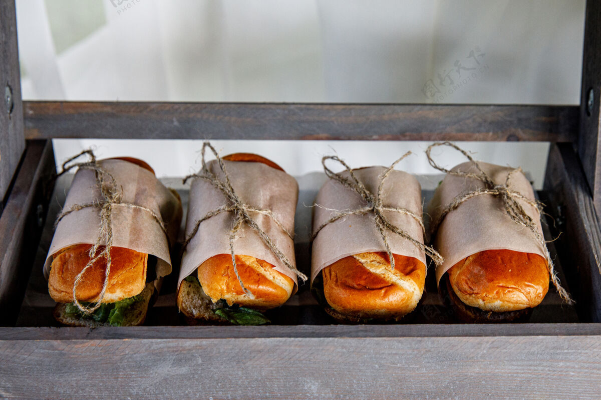 沙拉活动餐饮上的三明治可在食品摊位上享用的街头食品餐厨师自助餐