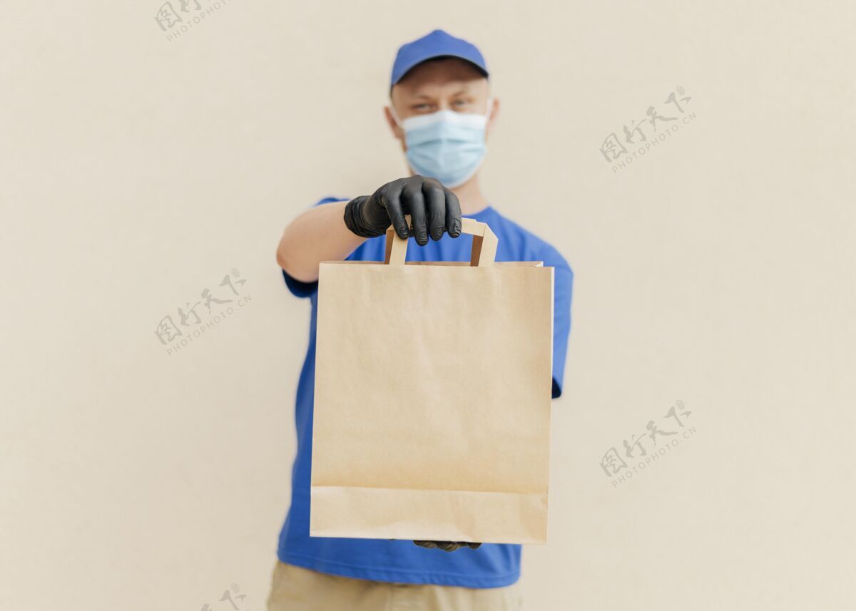工作中糊男子拿着纸袋冠状病毒流感运输